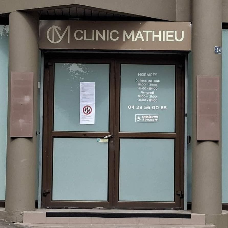 Façade du centre au 34 rue Mathieu : porte d'entrée vitrée sous l'enseigne Clinic Mathieu